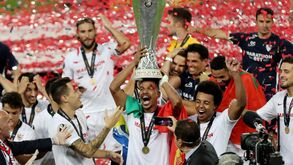 Não havia portugueses em campo, mas a bandeira lusa esteve na festa do Sevilha