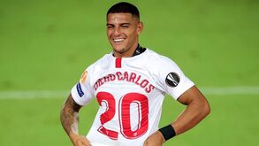 Herói na Liga Europa: Diego Carlos leva a taça... e um futuro filho