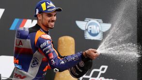 Do final louco do GP Estíria à emoção com o hino: as imagens que marcam o dia histórico de Miguel Oliveira