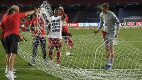 Neuer venceu a Champions e levou consigo as redes da baliza da Luz