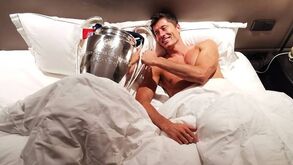 Na cama com a 'orelhuda': Lewandowski dormiu com a taça da Liga dos Campeões