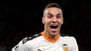 Oficial: Rodrigo reforça Leeds United e Benfica lucra com negócio