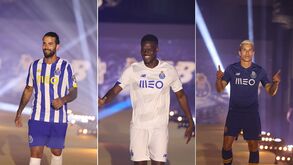 Aí está a nova 'pele' do FC Porto: dragão mostrou camisolas em noite especial