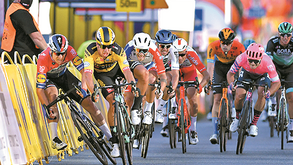 O drama de Fabio Jakobsen: levou 130 pontos na cara e ficou só com um dente!