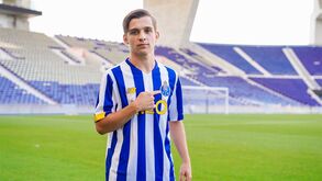 Francisco Conceição assina contrato profissional com o FC Porto