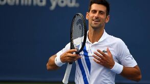 Djokovic ante Dzumbur e Medvedev diante Delbonis na primeira ronda do US Open