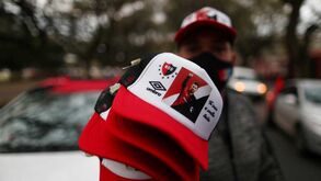 Máscaras com dupla 'maravilha', bonés e cartazes: adeptos do Newell's Old Boys pedem regresso de Messi