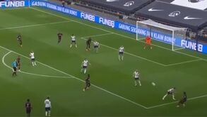 Guarda-redes adiantado e... golaço: defesa do Liverpool aproveitou brinde e acabou a celebrar