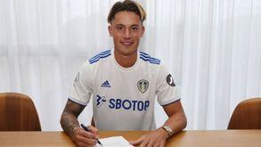 Leeds anuncia contratação de jogador que esteve nos planos do Benfica