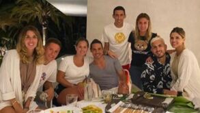 Pista sobre o futuro? Cavani está de férias com ex-companheiros de equipa