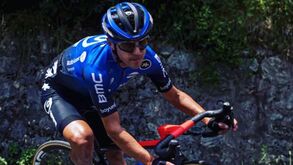 Selfie atira mais de 20 ciclistas ao chão na Volta a França