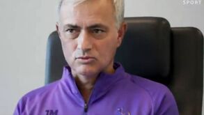 Yerry Mina em acalorada discussão com adeptos após derrota do Everton