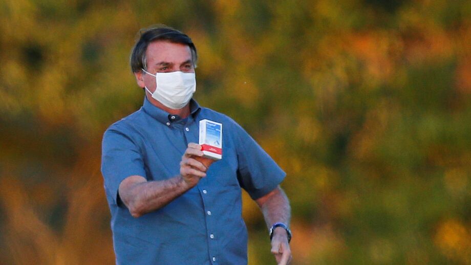 Bolsonaro segura numa caixa de cloroquina