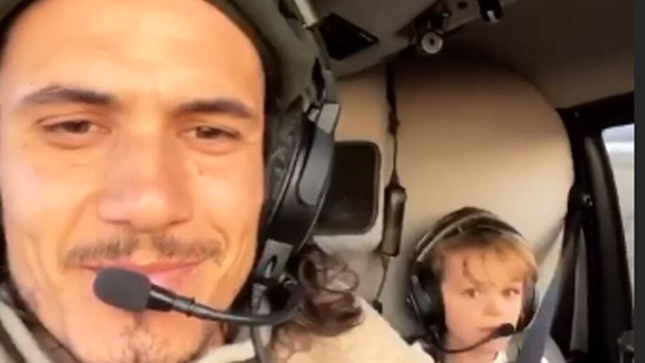 Cavani em aventura nos ares enquanto não fecha acordo com o Benfica