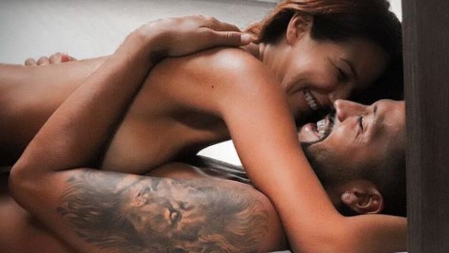 Mulher de Garay celebra com foto íntima uma década de amor