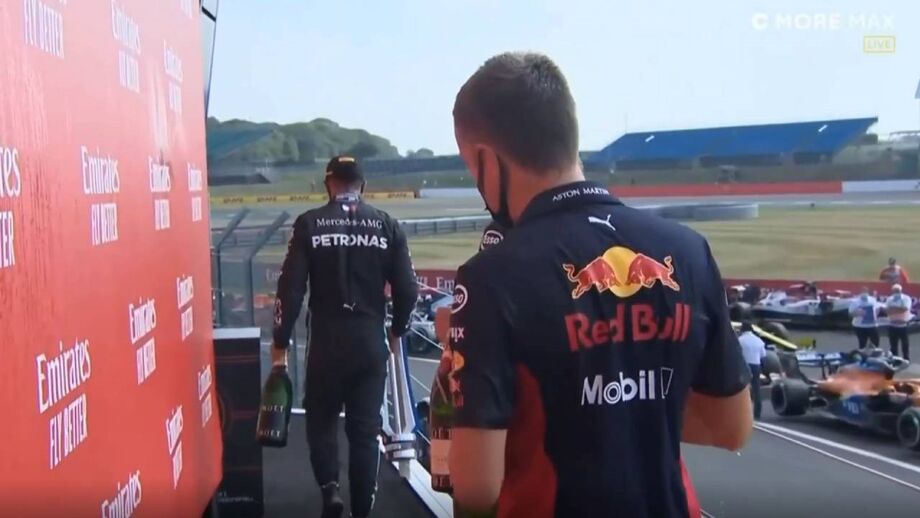 Piloto britânico 'retirou' o troféu ao vencedor da prova