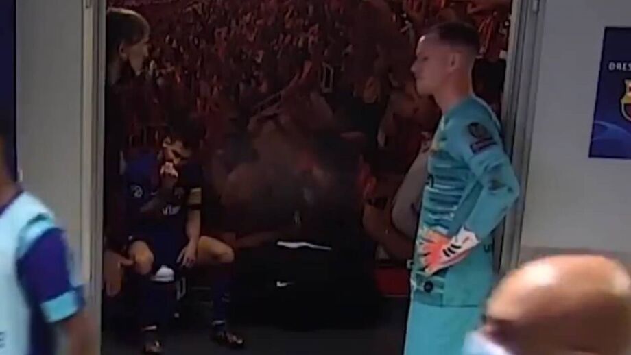 Craque argentino completamente isolado no balneário dos blaugrana, durante o intervalo do jogo diante do Bayern
