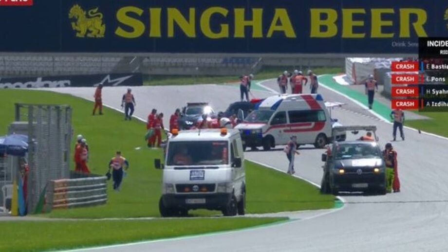 Hafizh Syahrin chocou com a moto de Enea Bastianini, que estava caída no chão