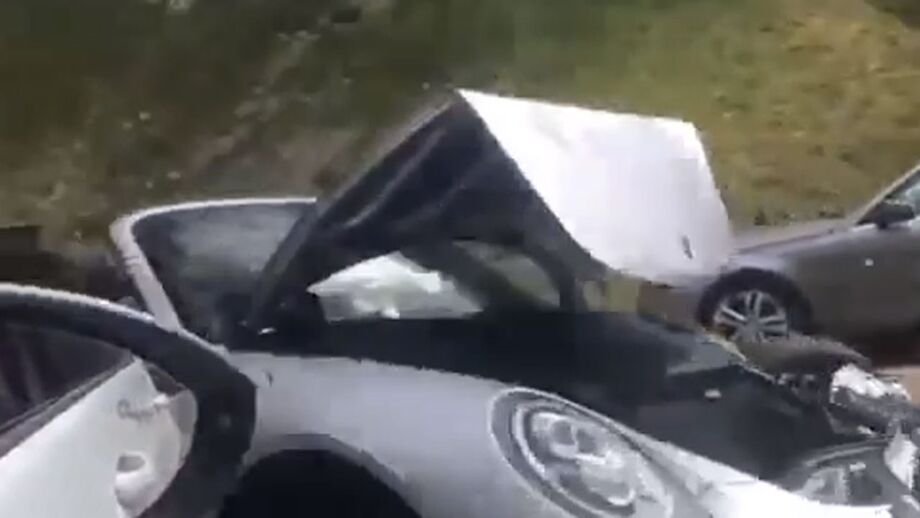 Quando um Porsche 911 e um Bugatti Chiron colidem...