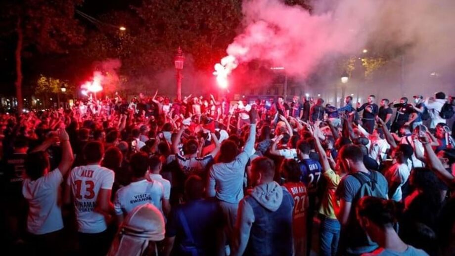 Tochas, cânticos e euforia junto ao Parque dos Príncipes