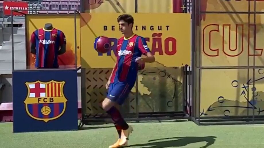 Jogador português esteve no relvado do Camp Nou