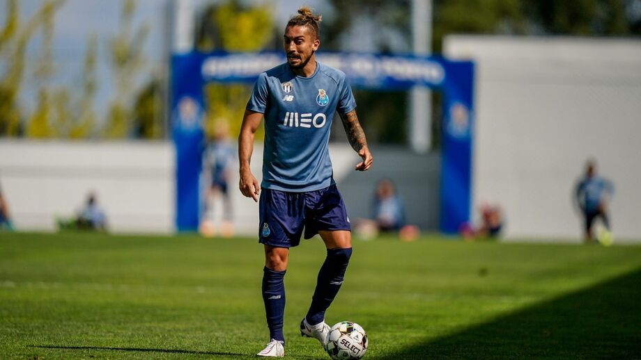 Alex Telles em ação no jogo-treino 