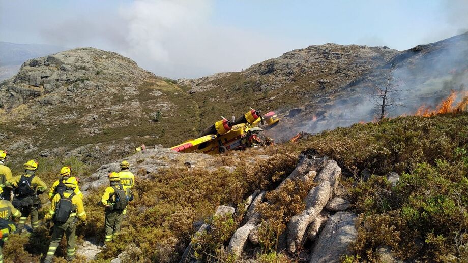 Avião de combate a incêndios despenha-se no Gerês. Há dois feridos graves