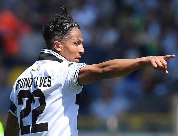 Bruno Alves (Parma) - 'Aos 38 anos, o bastante experiente campeão europeu tem 96 internacionalizações e é um ícone no seu país. Deve seguir para uma terceira época no Parma'.