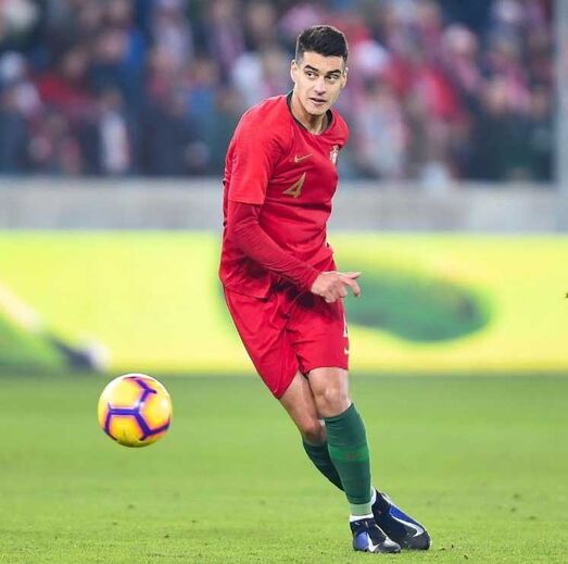 Central tem Valencia e Sevilha interessados na sua contratação