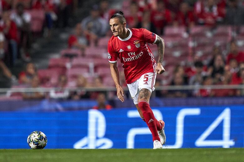 Fejsa está perto de consumar a saída do Benfica, sete anos depois de ter trocado o Olympiacos pela Luz. De acordo com os media locais, o internacional sérvio está a caminho da Arábia Saudita (Al-Ahli), depois de rescindir com os encarnados