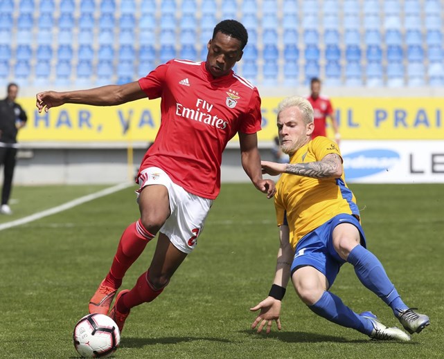 O extremo de 22 anos chegou ao Benfica depois de terminar contrato com o Arsenal. Porém, apenas foi aposta na equipa B das águias. Depois de empréstimos a WBA e Huddersfield, o mercado inglês continua a perfilar-se como provável solução.