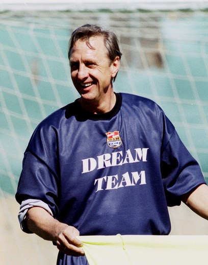 Johan Cruyff - El holandés jugó con los catalanes entre 1973 y 1978 y regresó al club en 1988, como entrenador, para formar el 'Dream Team' que revolucionó el fútbol mundial y le dio al Barça la primera Champions League en 1991/92.  Pero Cruyff dejó el mando técnico culé en 1995 y de forma turbulenta, por desavenencias con el presidente que lo había contratado, Josep Lluís Núñez.