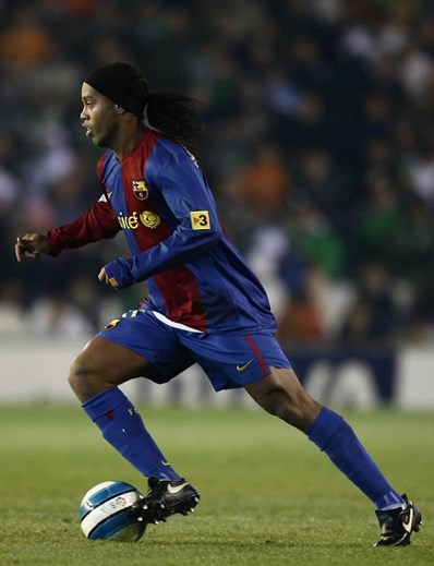 <p> Ronaldinho - El brasileño marcó una era en Barcelona durante 5 temporadas pero fue despachado en el verano de 2008 y bajo la presidencia de Joan Laporta.  El as se sorprendió con la decisión de la dirección culé en la rueda de prensa de presentar a Pep Guardiola como técnico y en España muchos creen que uno de los motivos de su marcha fue para mantener a Messi alejado de los malos hábitos del astro canario. </p>