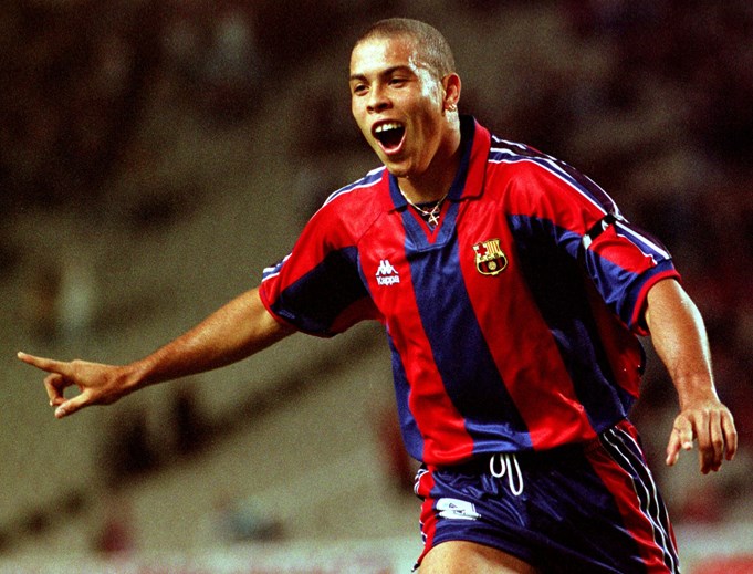 Ronaldo - El Fenómeno fue solo una temporada (1996/97) en Cataluña.  "Estaba negociando mi renovación con el Barcelona, ​​pero decidí no continuar porque ya no confiaba en los dirigentes del club", reconoció el delantero brasileño tras dejar el Camp Nou y marcharse a Italia para jugar en el Inter.