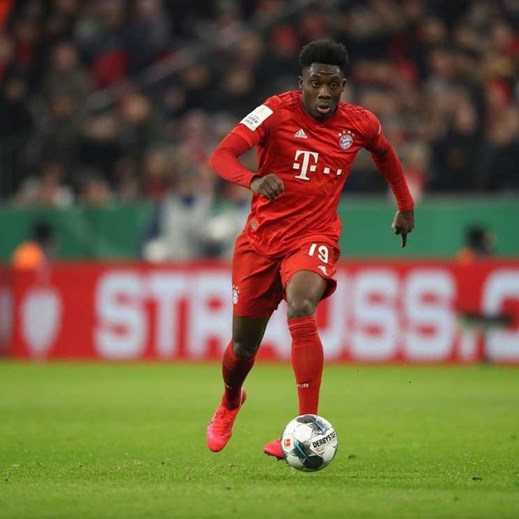 Alphonso Davies en acción a principios de temporada