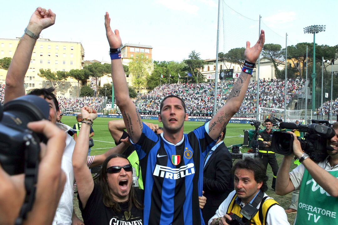 Materazzi - José Mourinho e Marco Materazzi abraçados e em lágrimas após a final da Champions ganha pelo Inter em 2010, numa altura em que já se sabia que o técnico ia para o Real Madrid, ficaram na memória de todos. Um sinal da ligação forte entre os dois. “Um escudo, um amigo, um pai e um irmão”, disse o ex-defesa sobre Mourinho. 