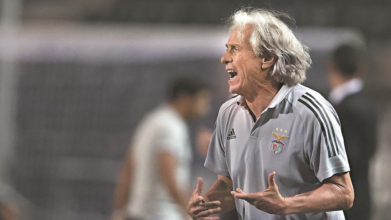 Jesus entra com o pé esquerdo no regresso ao Benfica