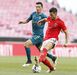 Segundo avançado: Pizzi (3 jogos como titular) - Pizzi jogou de início nos sete encontros de preparação, a grande maioria no apoio ao ponta de lança (3) e como médio-centro (3) - a outra partida iniciou-a no lado direito do ataque. No entanto, como Jesus pretende dar liberdade ao médio, este parece ser agora o seu habitat. No entanto, Rafa e Waldschmidt (duas vezes titulares neste lugar) também são opções. O alemão, aliás, só não disputou mais jogos porque esteve ao serviço da sua seleção. É, portanto, um forte candidato à titularidade, aqui ou à direita.