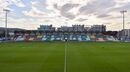 Hunky Dorys Park (Drogheda United) - Depois da conquista do campeonato irlandês em 2007, o clube entrou em dívidas e acabou mesmo por ir à falência. Entretanto, o clube acabou por surgir das cinzas graças a um investimento de... uma empresa de batatas fritas.