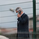 Luís Filipe Vieira sozinho ao telefone antes do Famalicão-Benfica