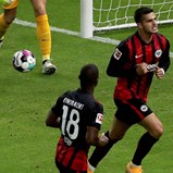 Eintracht Frankfurt vence na receção ao Hertha com golos de André Silva e Bas Dost