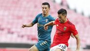 Segundo avançado: Pizzi (3 jogos como titular) - Pizzi jogou de início nos sete encontros de preparação, a grande maioria no apoio ao ponta de lança (3) e como médio-centro (3) - a outra partida iniciou-a no lado direito do ataque. No entanto, como Jesus pretende dar liberdade ao médio, este parece ser agora o seu habitat. No entanto, Rafa e Waldschmidt (duas vezes titulares neste lugar) também são opções. O alemão, aliás, só não disputou mais jogos porque esteve ao serviço da sua seleção. É, portanto, um forte candidato à titularidade, aqui ou à direita.