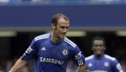 Ricardo Carvalho - Quando José Mourinho chegou ao FC Porto, em 2002, Ricardo Carvalho já era jogador dos dragões. No entanto, foi com o treinador português que se afirmou nos portistas, tendo sido uma das figuras mais importantes nas conquistas, nomeadamente as europeias: Taça UEFA e Liga dos Campeões. E o defesa-central foi um dos jogadores daquela equipa do FC Porto que Mourinho levou para o Chelsea em 2004 – Paulo Ferreira seguiu o mesmo caminho. E como não há duas sem três, o técnico mudou-se para o Real Madrid em 2010 e contratou... Ricardo Carvalho, um dos poucos jogadores que foram treinados por Mourinho em três clubes – teriam sido quatro porque o treinador pediu a contratação do defesa para o Inter. Tudo isto mesmo depois das críticas públicas do futebolista a Mourinho por considerar que estava a ser pouco utilizado no Chelsea.