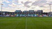Hunky Dorys Park (Drogheda United) - Depois da conquista do campeonato irlandês em 2007, o clube entrou em dívidas e acabou mesmo por ir à falência. Entretanto, o clube acabou por surgir das cinzas graças a um investimento de... uma empresa de batatas fritas.