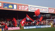 KitKat Crescent (York City) - Um patrocínio da Nestlé deu, entre 2005 e 2010, este nome a este recinto com capacidade para pouco mais de 8 mil pessoas e que serve de casa para o York City e a equipa de râguebi York City Knights. Atualmente, o recinto é conhecido por Bootham Crescent.