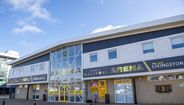 Tony Macaroni Arena (Livingston) - E quando uma rede de restaurantes italianos dá nome a um estádio? Pois bem, o resultado é este. E convenhamos... não poderia ser mais engraçado.