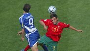 3. Rui Jorge (Lateral-esquerdo) - Nunca saiu de Portugal e não se pode dizer que a sua carreira tenha sido menos fulgurante que os restantes companheiros. O dono da lateral-esquerda defensiva da Seleção Nacional frente à Grécia estreou-se pela equipa das quinas a 20 de abril de 1994, uma ligação que terminou após 45 jogos e um golo marcado. FC Porto, Rio Ave, Sporting e Belenenses foram os clubes que representou ao longo da sua carreira. Abandonou os relvados em 2006.