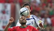 6. Costinha (Médio-centro) - Um dos donos do meio-campo português, dono da camisola '6' e que não deixou escapar o momento em que Cristiano Ronaldo estreou-se a marcar pela Seleção Nacional. Costinha vestiu a camisola da equipa das quinas em 53 ocasiões, tendo marcado dois golos. Durante a sua carreira, representou clubes como o Oriental, Machico, Nacional, Monaco, FC Porto, Dínamo Moscovo, Atlético Madrid e Atalanta, este último onde encerrou o seu percurso enquanto jogador, em 2010.