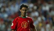 10. Rui Costa (Médio-ofensivo) - O 'maestro' da Seleção Nacional viu desde o banco de suplentes Cristiano Ronaldo marcar o seu primeiro golo pela equipa das quinas. O antigo extremo-direito foi titular no encontro, mas deu lugar a Deco à passagem do minuto 46 do encontro diante da Grécia. Durante a sua carreira representou clubes como Benfica, Fafe, Fiorentina e AC Milan, antes de rumar novamente à Luz para encerrar a sua carreira futebolística, em 2008.