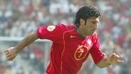 7. Luís Figo (Extremo-direito) - O dono da assistência que valeu o primeiro golo de Cristiano Ronaldo pela Seleção Nacional. Foi a partir de um cano vindo da esquero do ataque português que surgiu o único golo luso na partida diante da Grécia, na abertura do Euro'2004. Sporting, Barcelona, Real Madrid e Inter foram os clubes que viram um dos maiores jogadores portugueses de sempre envergar as suas camisolas. Pendurou as chuteiras em 2009, depois de quatro anos ao serviço dos nerazzurri.